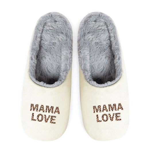 Chaussons femme MAMA LOVE en coton clair avec doublure en peluche grise et semelle antidérapante, inscription motif léopard.