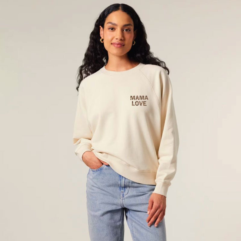 Sweat-shirt femme MAMA LOVE en coton biologique, manches raglan, finitions haut de gamme et inscription motif léopard.