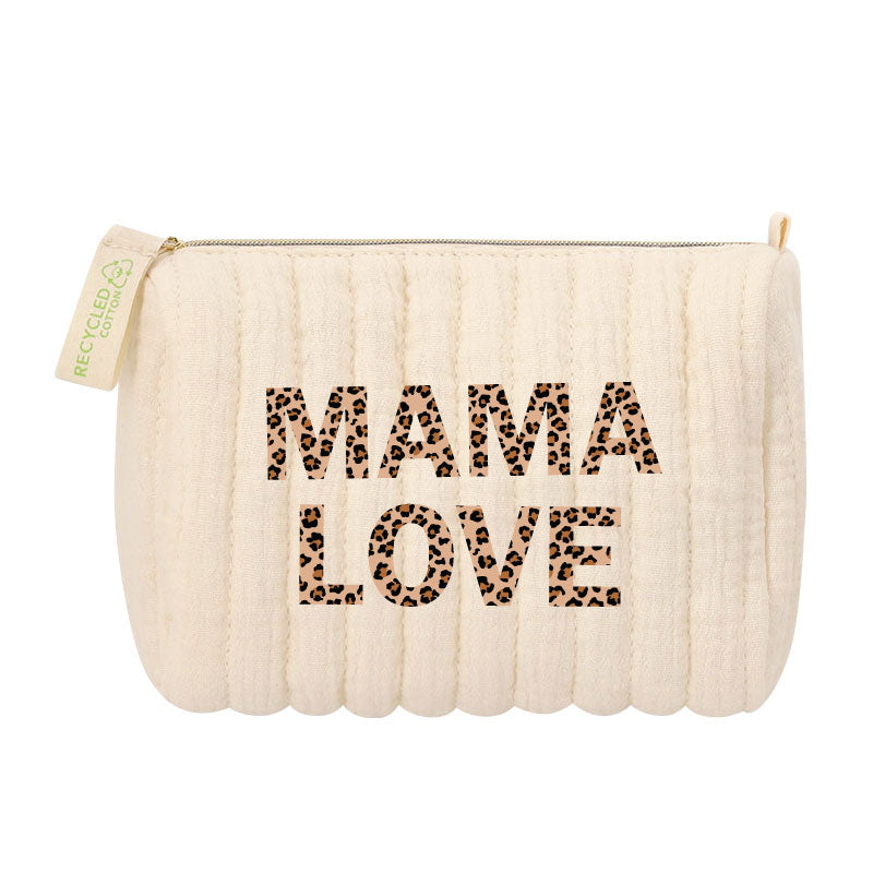 Trousse en coton recyclé matelassé avec doublure, fermeture zippée et inscription MAMA LOVE motif léopard.