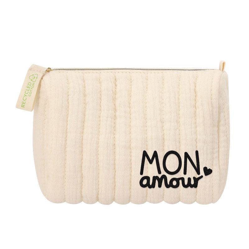 Trousse en coton recyclé matelassé avec doublure, fermeture zippée et inscription romantique MON AMOUR avec petit cœur.