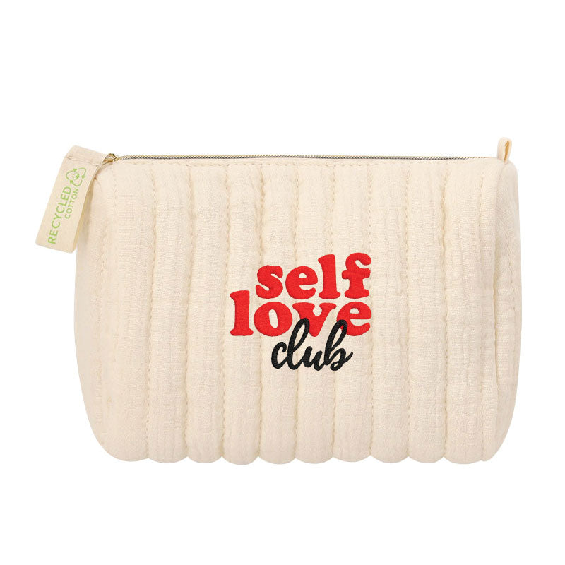 Trousse en coton recyclé matelassé avec doublure, fermeture zippée et inscription colorée SELF LOVE CLUB.