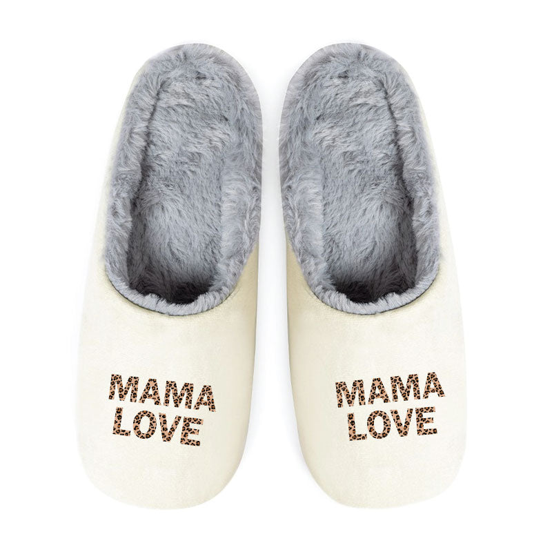 Chaussons femme MAMA LOVE en coton clair avec doublure en peluche grise et semelle antidérapante, inscription motif léopard.