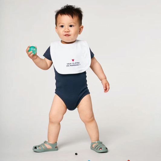 Bavoir bébé blanc en coton doux avec texte imprimé personnalisable, fermeture pratique au cou.