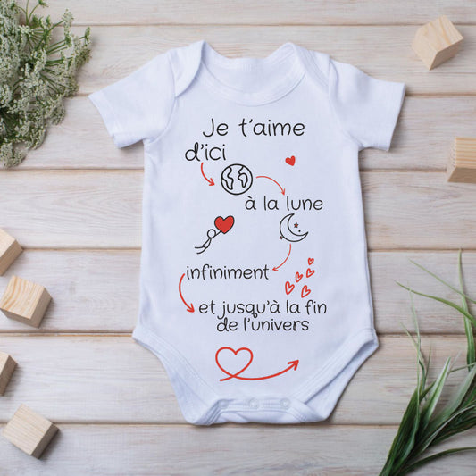 Body bébé en coton biologique blanc avec manches courtes, pressions aux épaules et à l’entrejambe, inscription Je t’aime d'ici à la lune...