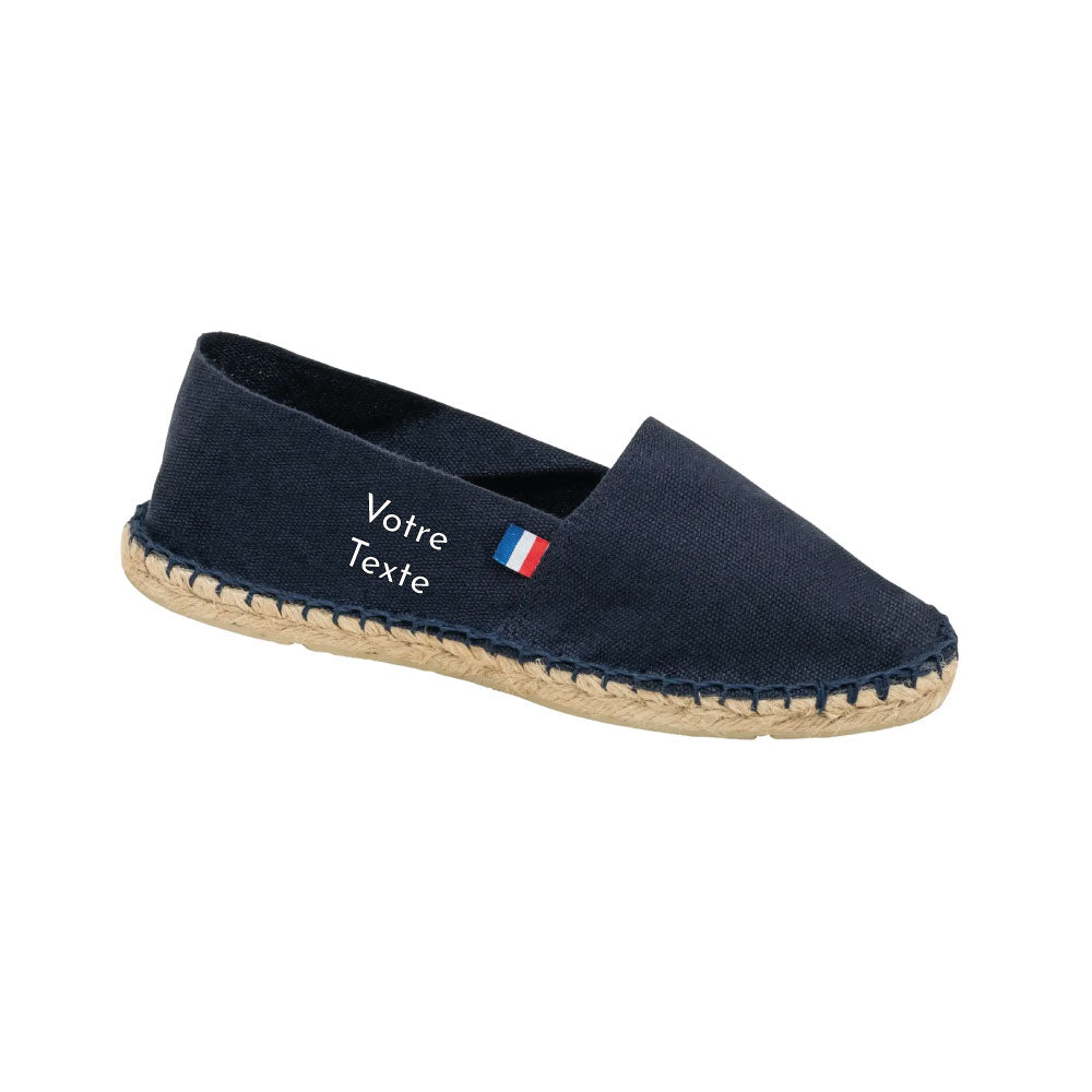 Espadrilles unisexes personnalisées Made in France – impression de texte sur le côté, toile 100 % coton, semelles en jute et caoutchouc bleu marine.